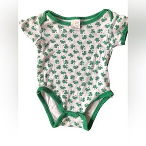 4/$20Short sleeve green shamrock onesie Irish Ireland St Patrick’s Day Sz 6-9 mo